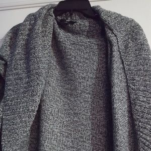 Grey quarter sleeve cardigan.
